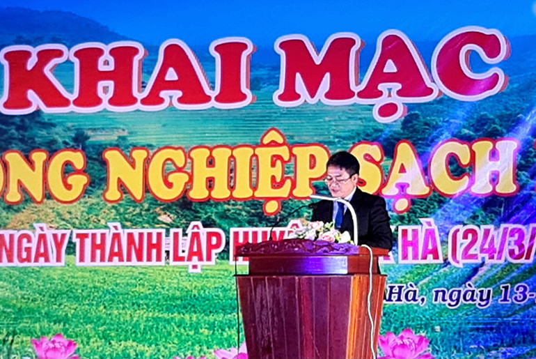 Phó Chủ tịch huyện Đăk Hà Nguyễn Minh Vương phát biểu tại phiên chợ