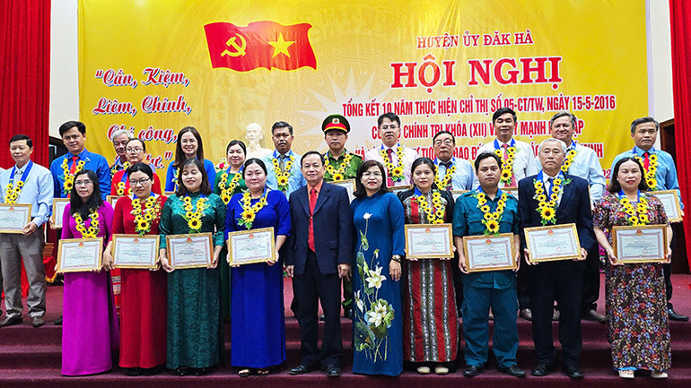 Trao Giấy khen cho các tập thể có thành tích xuất sắc trong thực hiện Chỉ thị số 05-CT/TW