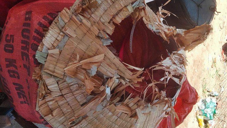 Chiếc nón chị Y Dườn đội bị sét đánh. Chiếc nón chị Y Dườn đội bị sét đánh.