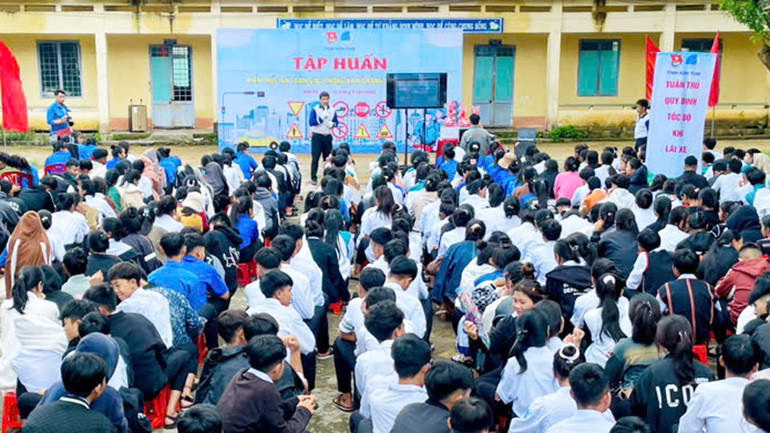 Học sinh trên địa bàn huyện Đăk Hà thi tìm hiểu kiến thức an toàn giao thông. Học sinh trên địa bàn huyện Đăk Hà thi tìm hiểu kiến thức an toàn giao thông.