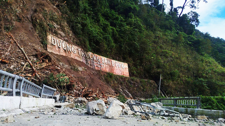 Ước tính khối lượng đất đá bị sạt là hơn 200m3 lấp hết mặt đường.