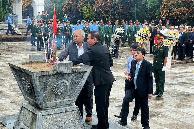 Đoàn đại biểu tỉnh Kon Tum dâng hương lên các anh hùng liệt sĩ.