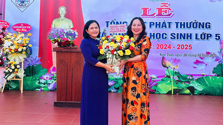 Lãnh đạo Sở Giáo dục và Đào tạo tỉnh Kon Tum tặng hoa chúc mừng nhà trường.