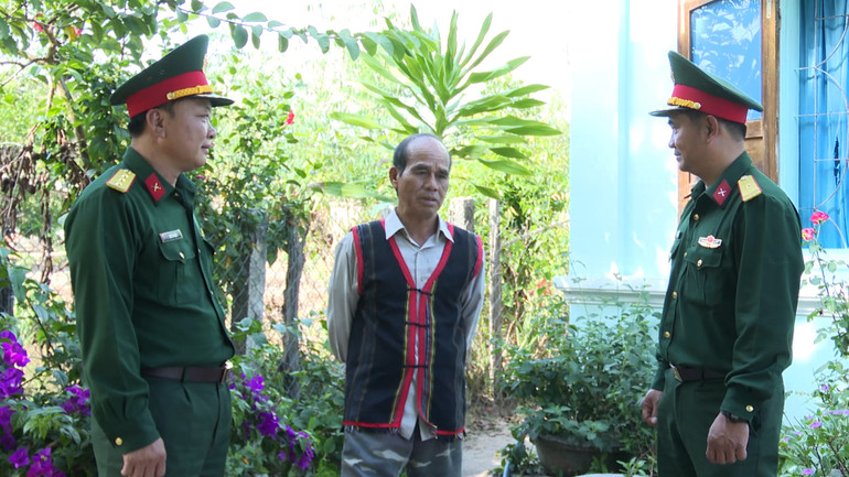 Già A Lát (giữa) tiêu biểu trong công tác tuyên truyền vận động người dân học và làm theo báo Đảng.