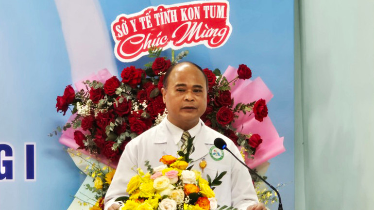 Giám đốc Bệnh viện đa khoa tỉnh Kon Tum Võ Văn Thiện phát biểu tại buổi lễ.