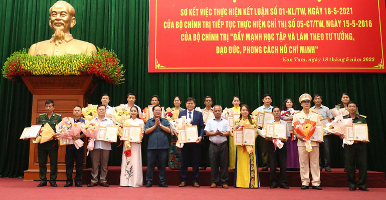 Trao Bằng khen cho các cá nhân có thành tích xuất sắc trong học tập và làm theo tư tưởng, đạo đức, phong cách Hồ Chí Minh năm 2022.