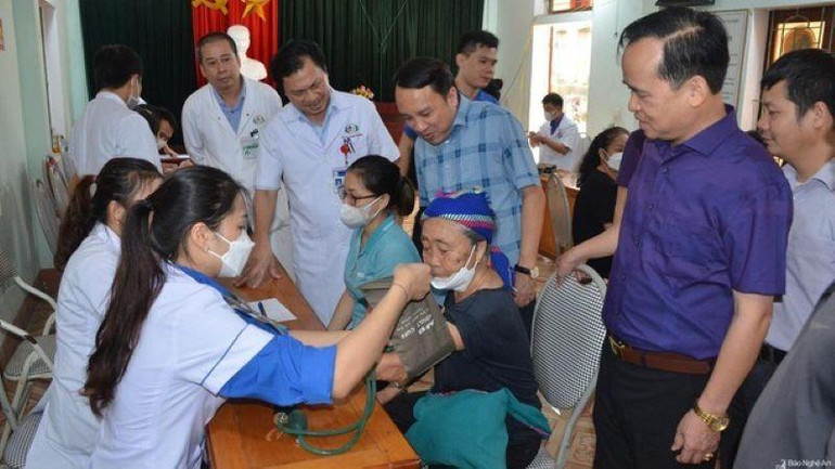 Đoàn công tác đã chia thành năm điểm để khám, chữa bệnh và cấp thuốc miễn phí cho được nhiều lượt người dân nhất.