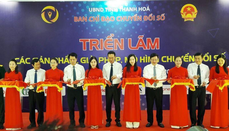 Các đại biểu cắt băng khai trương triển lãm về chuyển đổi số.