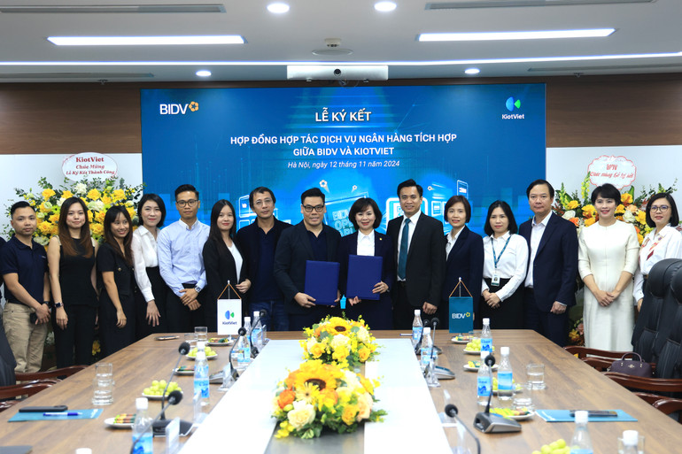 Bà Đỗ Thị Thanh Huyền - Giám đốc Ban Chính sách sản phẩm bán buôn BIDV và ông Đỗ Tuấn Anh - Phó TGĐ KiotViet - ký kết thỏa thuận hợp tác. Bà Đỗ Thị Thanh Huyền - Giám đốc Ban Chính sách sản phẩm bán buôn BIDV và ông Đỗ Tuấn Anh - Phó TGĐ KiotViet - ký kết thỏa thuận hợp tác.