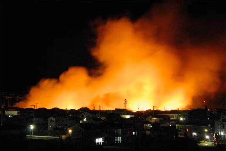 Đám cháy bùng phát ở khu vực cảng của thành phố Iwaki, tỉnh Fukushima. (Ảnh: Reuters/Kyodo)