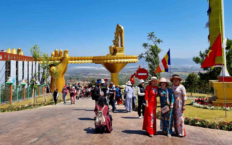 Du khách đến Samten Hills Dalat trong ngày khánh thành không gian văn hóa tâm linh.