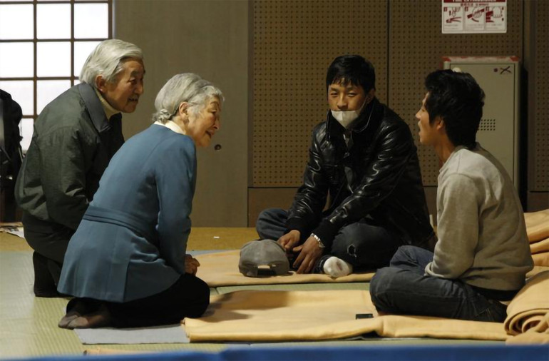 Nhật hoàng Akihito và Hoàng hậu Michiko trò chuyện với những người sơ tán tại nhà thi đấu Budokan ở Tokyo, địa điểm được sử dụng làm nơi lánh nạn cho những người phải di dời do thảm họa, ngày 30/3/2011. (Ảnh: Reuters) Nhật hoàng Akihito và Hoàng hậu Michiko trò chuyện với những người sơ tán tại nhà thi đấu Budokan ở Tokyo, địa điểm được sử dụng làm nơi lánh nạn cho những người phải di dời do thảm họa, ngày 30/3/2011. (Ảnh: Reuters)