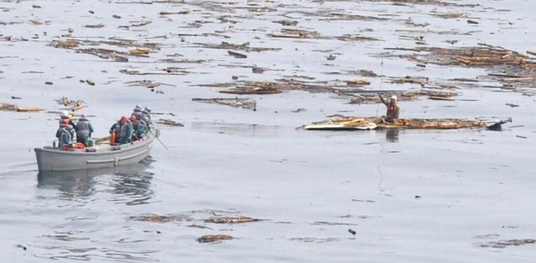 Các số liệu thống kê mới nhất của Cơ quan Cảnh sát quốc gia Nhật Bản (NPA) cho thấy, thảm họa động đất, sóng thần đã cướp đi sinh mạng của 15.900 người và khiến 2.523 người bị mất tích, chủ yếu là ở các tỉnh Miyagi, Fukushima và Iwate. (Ảnh: Reuters/Lực lượng Phòng vệ hàng hải Nhật Bản) Các số liệu thống kê mới nhất của Cơ quan Cảnh sát quốc gia Nhật Bản (NPA) cho thấy, thảm họa động đất, sóng thần đã cướp đi sinh mạng của 15.900 người và khiến 2.523 người bị mất tích, chủ yếu là ở các tỉnh Miyagi, Fukushima và Iwate. (Ảnh: Reuters/Lực lượng Phòng vệ hàng hải Nhật Bản)