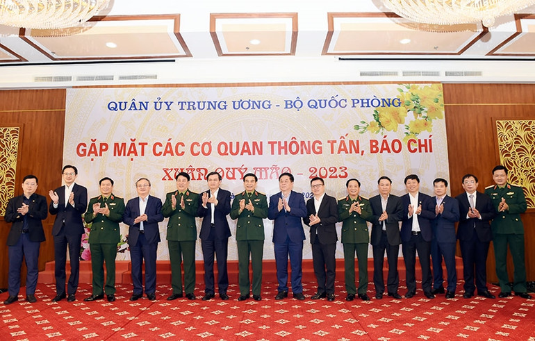 Đại tướng Phan Văn Giang và Đại tướng Lương Cường cùng các đại biểu tại buổi gặp mặt.