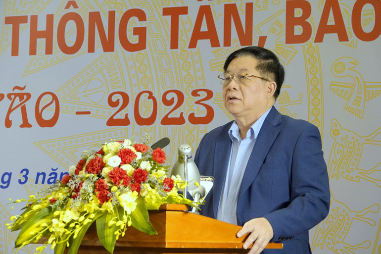 Đồng chí Nguyễn Trọng Nghĩa phát biểu tại buổi gặp mặt.