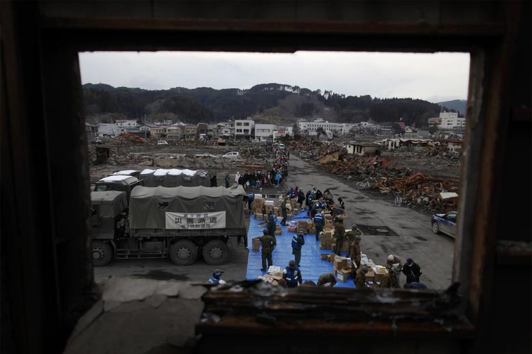 Người dân xếp hàng dài nhận hàng viện trợ tại một khu vực bị thảm họa tàn phá thuộc thị trấn Yamada, tỉnh Iwate, miền bắc Nhật Bản, ngày 26/3/2011. (Ảnh: Reuters) Người dân xếp hàng dài nhận hàng viện trợ tại một khu vực bị thảm họa tàn phá thuộc thị trấn Yamada, tỉnh Iwate, miền bắc Nhật Bản, ngày 26/3/2011. (Ảnh: Reuters)