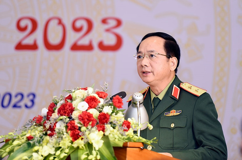 Trung tướng Trịnh Văn Quyết báo cáo kết quả công tác phối hợp tuyên truyền nhiệm vụ quân sự, quốc phòng năm 2022.