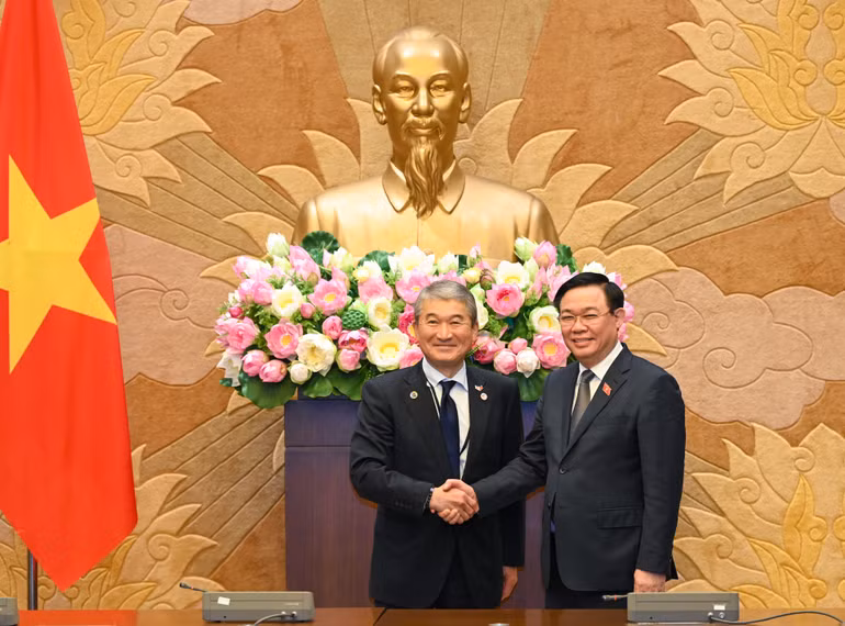 Chủ tịch Quốc hội Vương Đình Huệ và ông Ichikawa Hide, Cố vấn cấp cao Tập đoàn Resonac Holdings, đồng trưởng đoàn. (Ảnh: Duy Linh)