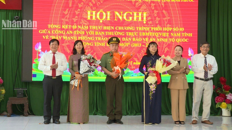 Lãnh đạo tỉnh Bình Phước khen thưởng các cá nhân, tập thể xuất sắc trong phong trào bảo vệ an ninh Tổ quốc.