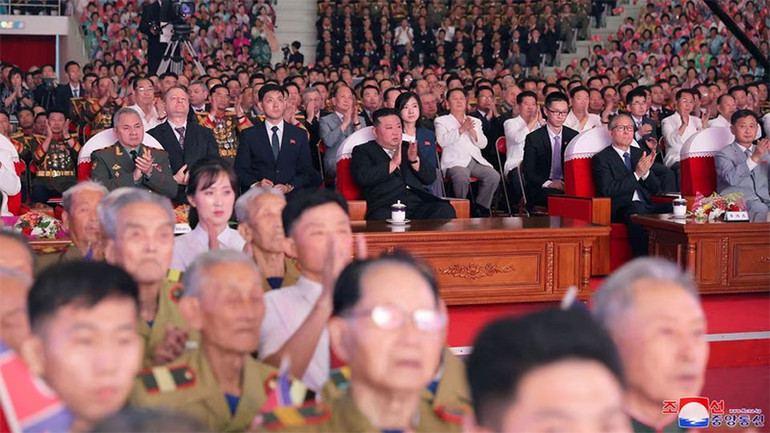 Theo hãng thông tấn Yonhap (Hàn Quốc), lúc 8 giờ tối 27/7 (giờ địa phương), tại Quảng trường Kim Nhật Thành ở thủ đô Bình Nhưỡng, Triều Tiên đã tiến hành lễ duyệt binh với trọng tâm là màn phô diễn sức mạnh quân sự và đoàn kết nội bộ. (Ảnh: KCNA)