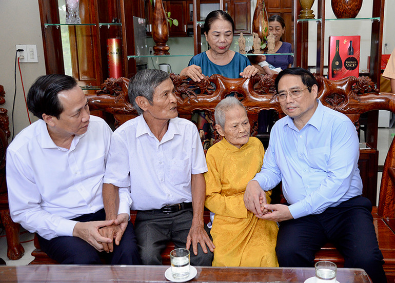 Thủ tướng Phạm Minh Chính thăm Mẹ Việt Nam Anh hùng Nguyễn Thị Vàng.