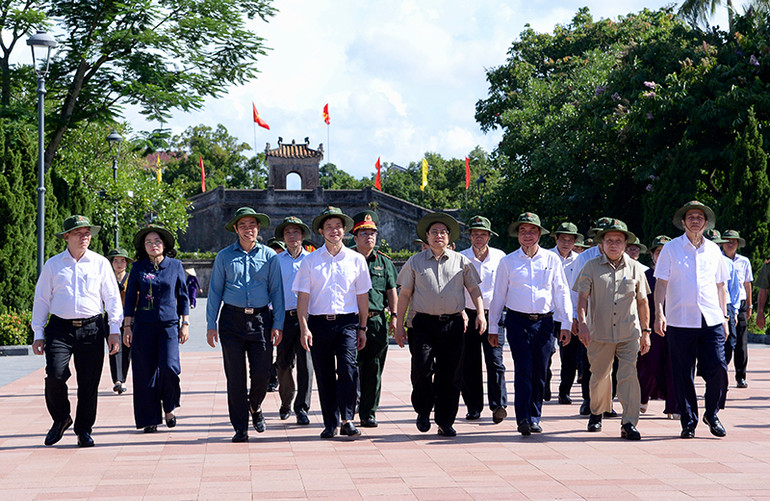 Thủ tướng Phạm Minh Chính và Đoàn công tác tới dâng hương, dâng hoa tại Thành cổ Quảng Trị.