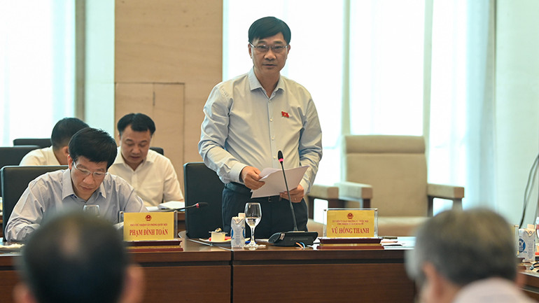 Chủ nhiệm Ủy ban Kinh tế Vũ Hồng Thanh trình bày báo cáo tại hội nghị. (Ảnh: Duy Linh) Chủ nhiệm Ủy ban Kinh tế Vũ Hồng Thanh trình bày báo cáo tại hội nghị. (Ảnh: Duy Linh)