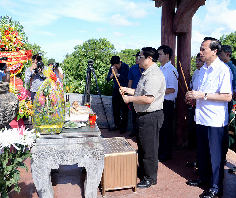 Thủ tướng Phạm Minh Chính dâng hương tưởng niệm các anh hùng liệt sĩ tại Thành cổ Quảng Trị.