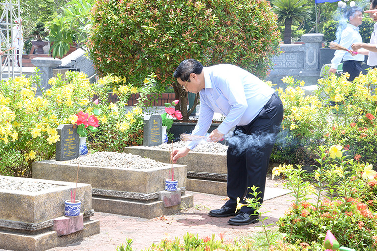 Thủ tướng Phạm Minh Chính dâng hương tại các mộ phần.