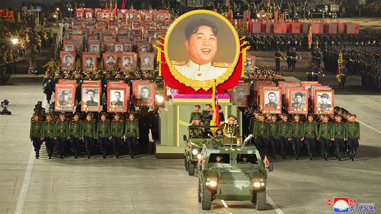 Theo truyền thông nhà nước Triều Tiên, các tên lửa đạn đạo xuyên lục địa (ICBM) và máy bay không người lái mới nhất của nước này đã được phô diễn tại lễ duyệt binh. (Ảnh: KCNA)