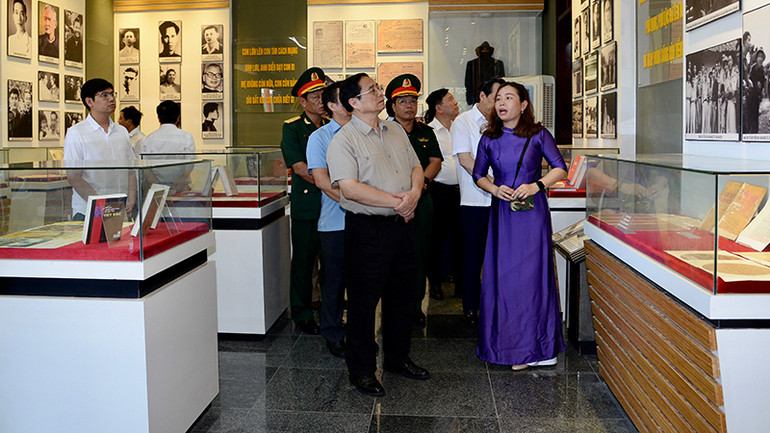 Thủ tướng Phạm Minh Chính thăm Nhà trưng bày về đồng chí Tố Hữu.
