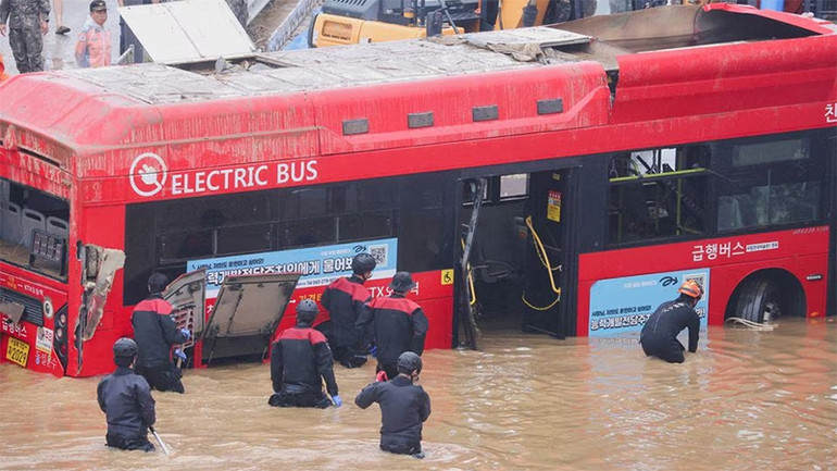 Đường hầm tại Hàn Quốc bị ngập do mưa lớn, ngày 16/7/2023. (Ảnh: Reuters)