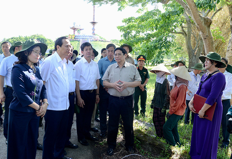 Thủ tướng Phạm Minh Chính ân cần nói chuyện với lãnh đạo tỉnh Quảng Trị, Ban Quản lý và cán bộ, nhân viên Khu di tích.