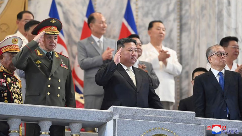 Nhà lãnh đạo Triều Tiên Kim Jong-un (giữa), Ủy viên Bộ Chính trị Ban Chấp hành Trung ương Đảng Cộng sản Trung Quốc Lý Hồng Trung (bên phải) và Bộ trưởng Quốc phòng Nga Sergei Shoigu (bên trái) dự lễ duyệt binh. (Ảnh: KCNA)