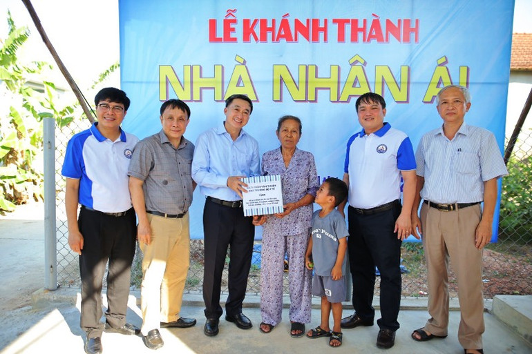 GS, TS Trần Văn Thuấn, Thứ trưởng Y tế dự Lễ khánh thành Nhà nhân ái và tặng quà cho hộ gia đình bà Phạm Thị Gái ở phường Hương Văn, thị xã Hương Trà, tỉnh Thừa Thiên Huế.