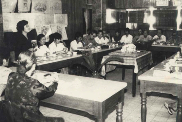 Bà Nguyễn Thị Định duyệt mô hình nhà Bảo tàng Phụ nữ Việt Nam tại Sở Xây dựng Hà Nội, năm 1991. (Ảnh tư liệu/Bảo tàng Phụ nữ Việt Nam)