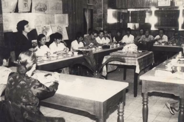 Bà Nguyễn Thị Định duyệt mô hình nhà Bảo tàng Phụ nữ Việt Nam tại Sở Xây dựng Hà Nội, năm 1991. (Ảnh tư liệu/Bảo tàng Phụ nữ Việt Nam)