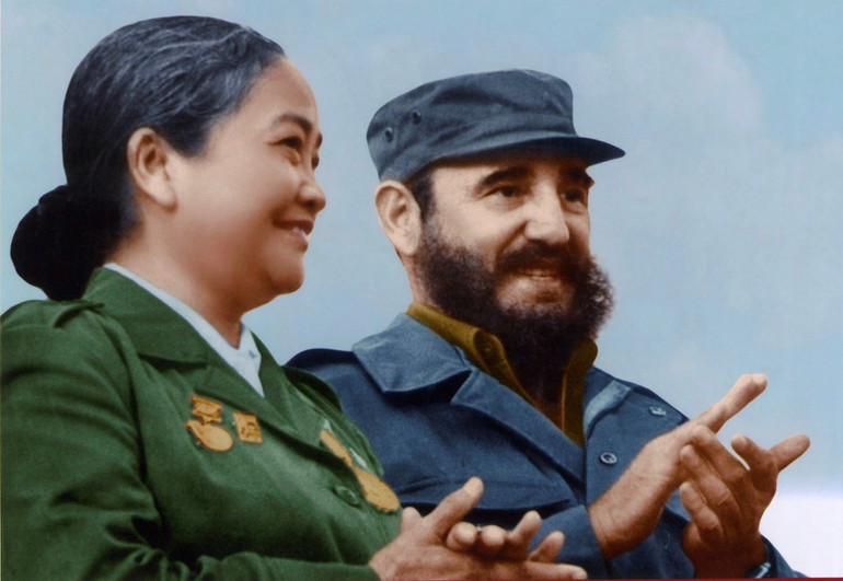 Đồng chí Fidel Castro, Bí thư Thứ nhất Trung ương Đảng Cộng sản Cuba, Chủ tịch Hội đồng Nhà nước Cuba tiếp bà Nguyễn Thị Định sang thăm Cuba, ngày 18/7/1974. (Ảnh tư liệu/Bảo tàng Phụ nữ Việt Nam)
