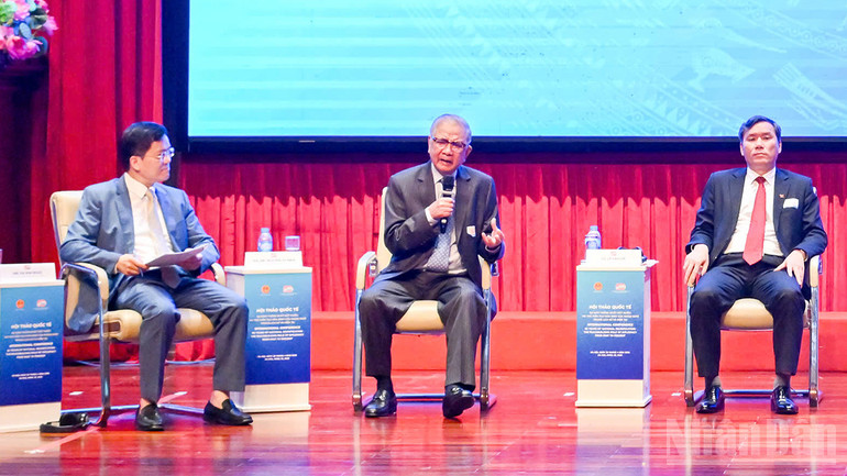 Nguyên Bộ trưởng Ngoại giao Nguyễn Dy Niên phát biểu tại Hội thảo quốc tế “50 năm thống nhất đất nước: Vai trò kiến tạo của ngoại giao trong lịch sử và hiện tại”. (Ảnh: THỦY NGUYÊN) Nguyên Bộ trưởng Ngoại giao Nguyễn Dy Niên phát biểu tại Hội thảo quốc tế “50 năm thống nhất đất nước: Vai trò kiến tạo của ngoại giao trong lịch sử và hiện tại”. (Ảnh: THỦY NGUYÊN)