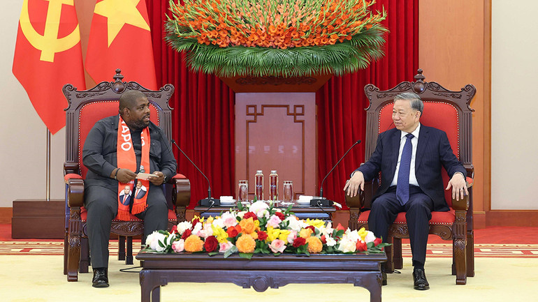 Tổng Bí thư Tô Lâm tiếp Tổng Thư ký Đảng Mặt trận giải phóng Mozambique (FRELIMO) Chakil Felizardo Aboobacar. (Ảnh: TTXVN)