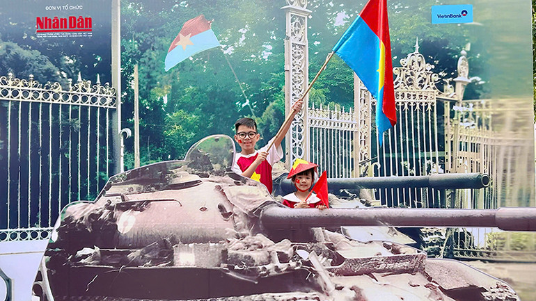 Hai anh em Minh Nhật và Nhật Ánh chụp ảnh kỷ niệm tại triển lãm. Hai anh em Minh Nhật và Nhật Ánh chụp ảnh kỷ niệm tại triển lãm.