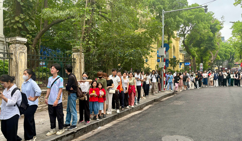Sáng 27/4, hai chị em Linh Chi và An Nhiên (mặc áo cờ đỏ sao vàng) xếp hàng chờ đến lượt trải nghiệm các sản phẩm báo chí của Báo Nhân Dân. Sáng 27/4, hai chị em Linh Chi và An Nhiên (mặc áo cờ đỏ sao vàng) xếp hàng chờ đến lượt trải nghiệm các sản phẩm báo chí của Báo Nhân Dân.