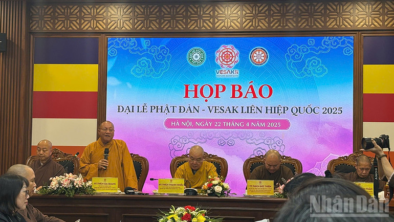 Hòa thượng Thích Gia Quang phát biểu tại họp báo. (Ảnh: HÒA AN)