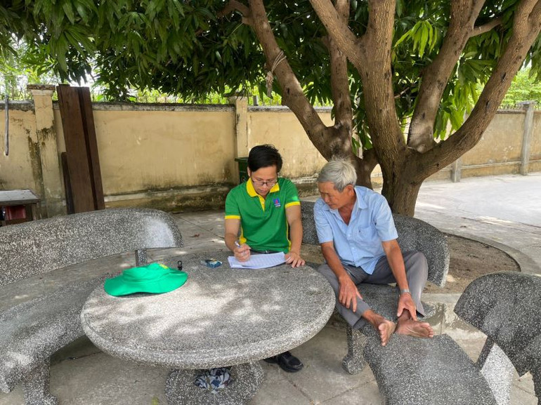 Kỹ sư Nhà máy NPK Phú Mỹ lắng nghe ý kiến bà con nông dân góp ý cho sản phẩm. Kỹ sư Nhà máy NPK Phú Mỹ lắng nghe ý kiến bà con nông dân góp ý cho sản phẩm.