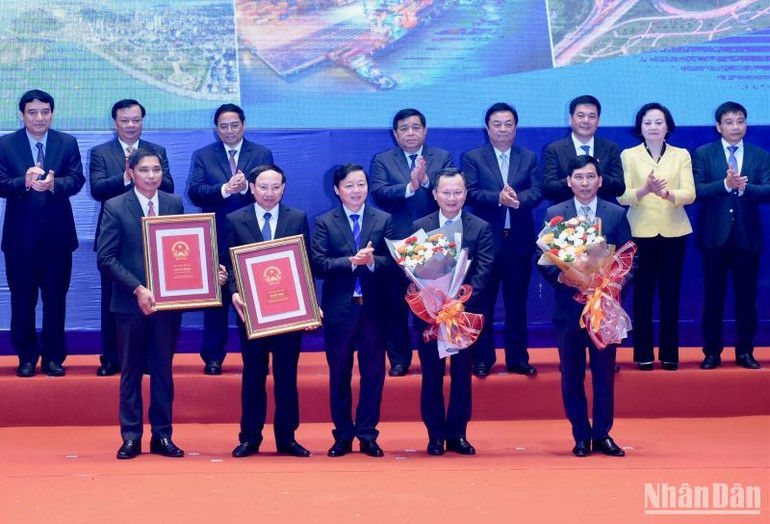 Thủ tướng Phạm Minh Chính chứng kiến lễ công bố và trao Quy hoạch tỉnh Quảng Ninh thời kỳ 2021-2030, tầm nhìn đến năm 2050 và Quy hoạch chung thành phố Hạ Long đến năm 2040.