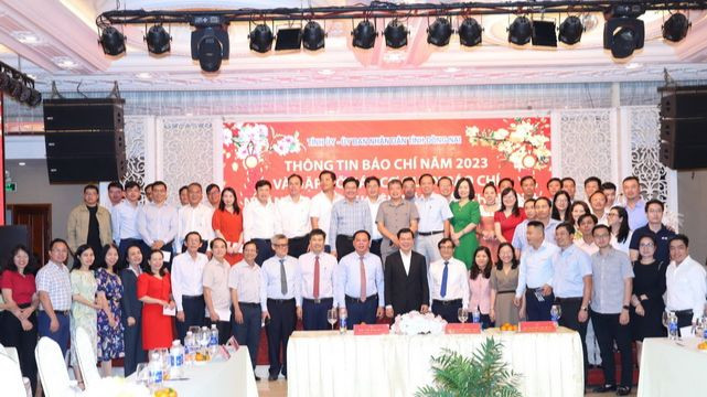 Các đồng chí lãnh đạo tỉnh Đồng Nai chụp ảnh lưu niệm cùng lãnh đạo, phóng viên các cơ quan báo chí.