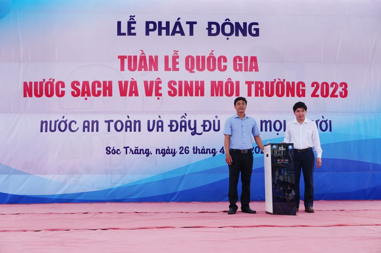 Ban tổ chức tặng thiết bị lọc nước cho người dân Sóc Trăng.