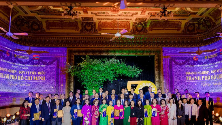 Đại diện 50 doanh nghiệp cùng lãnh đạo thành phố tại lễ trao giải. Đại diện 50 doanh nghiệp cùng lãnh đạo thành phố tại lễ trao giải.