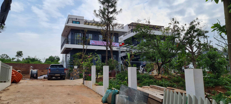 Một công trình xây dựng kiên cố trên khu đất vi phạm tại phường Liên Bảo.