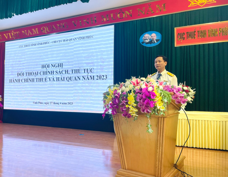 Cục trưởng Cục Thuế tỉnh Vĩnh Phúc Lê Văn Phúc trao đổi tại Hội nghị.